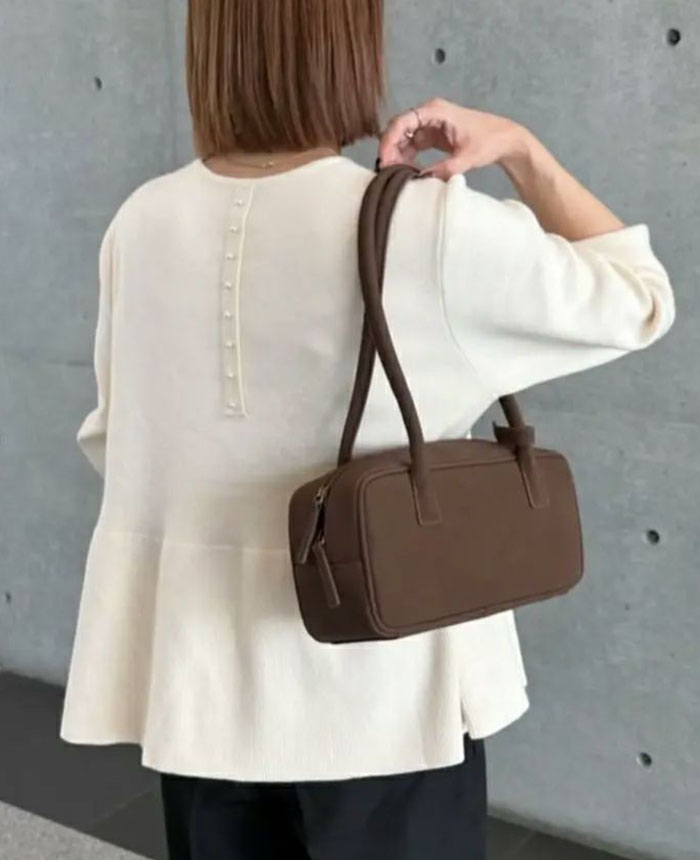 バックパールフレアニットトップス